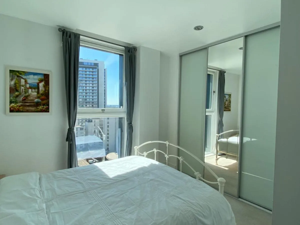 Morden 2Bed2Bath London Zone2 City/River View Home