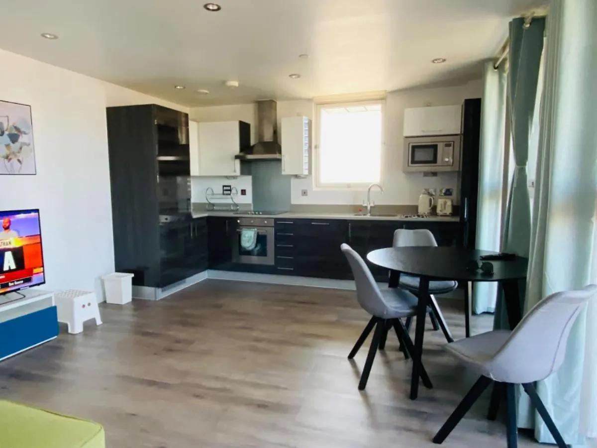 Morden 2Bed2Bath London Zone2 City/River View Home 0*,  Velká Británie