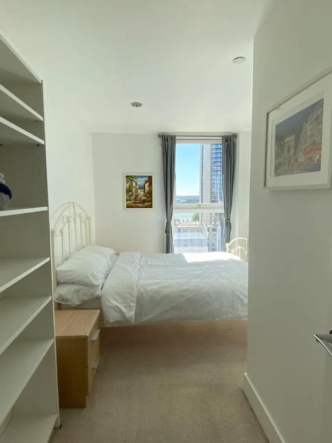 Morden 2Bed2Bath London Zone2 City/River View Home 0*,  Velká Británie