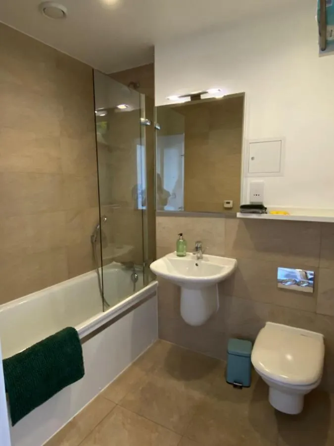 Morden 2Bed2Bath London Zone2 City/River View Home
